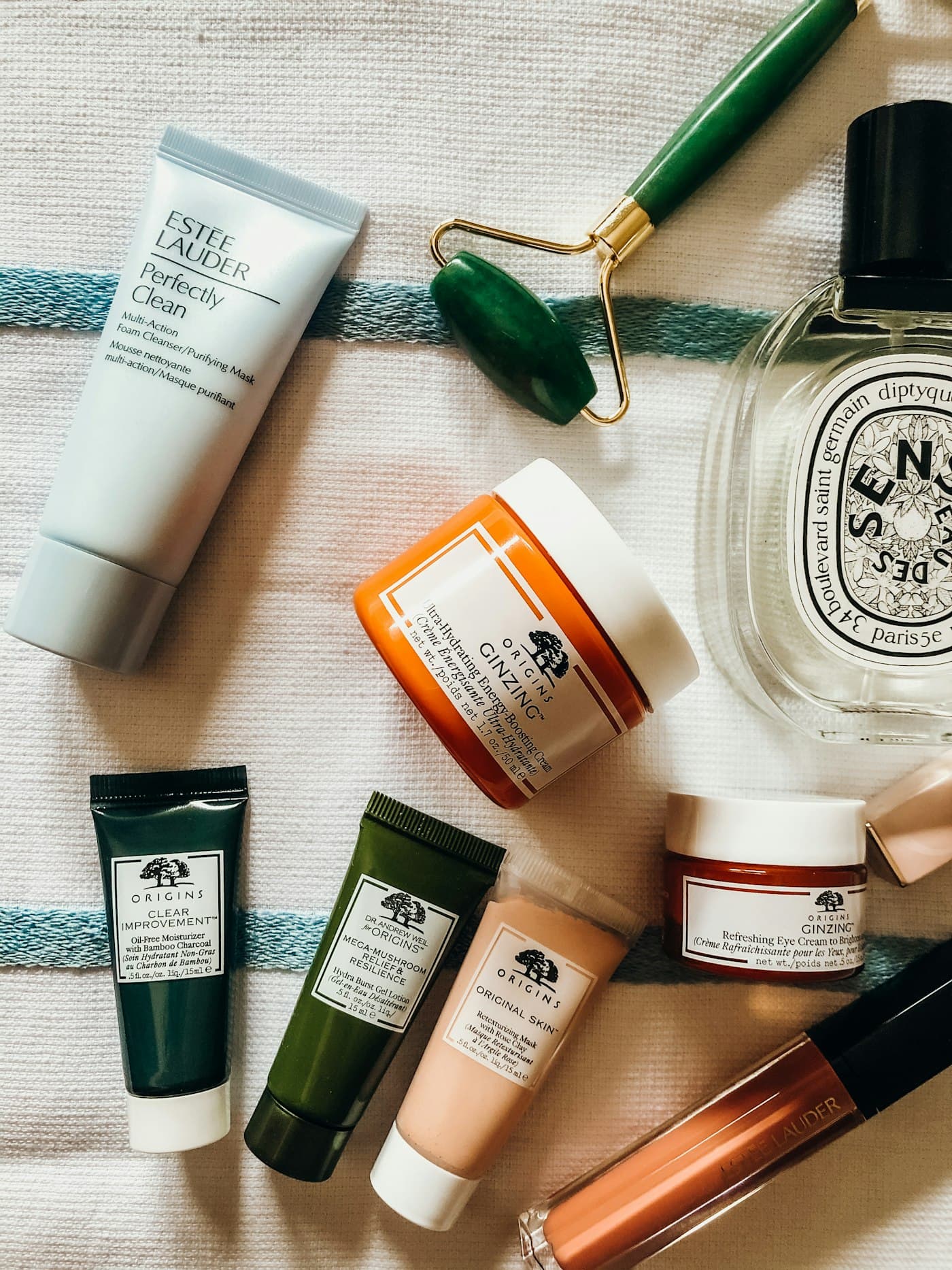 Produtos de autocuidado em um ambiente clean, conceito de odontologia biológica