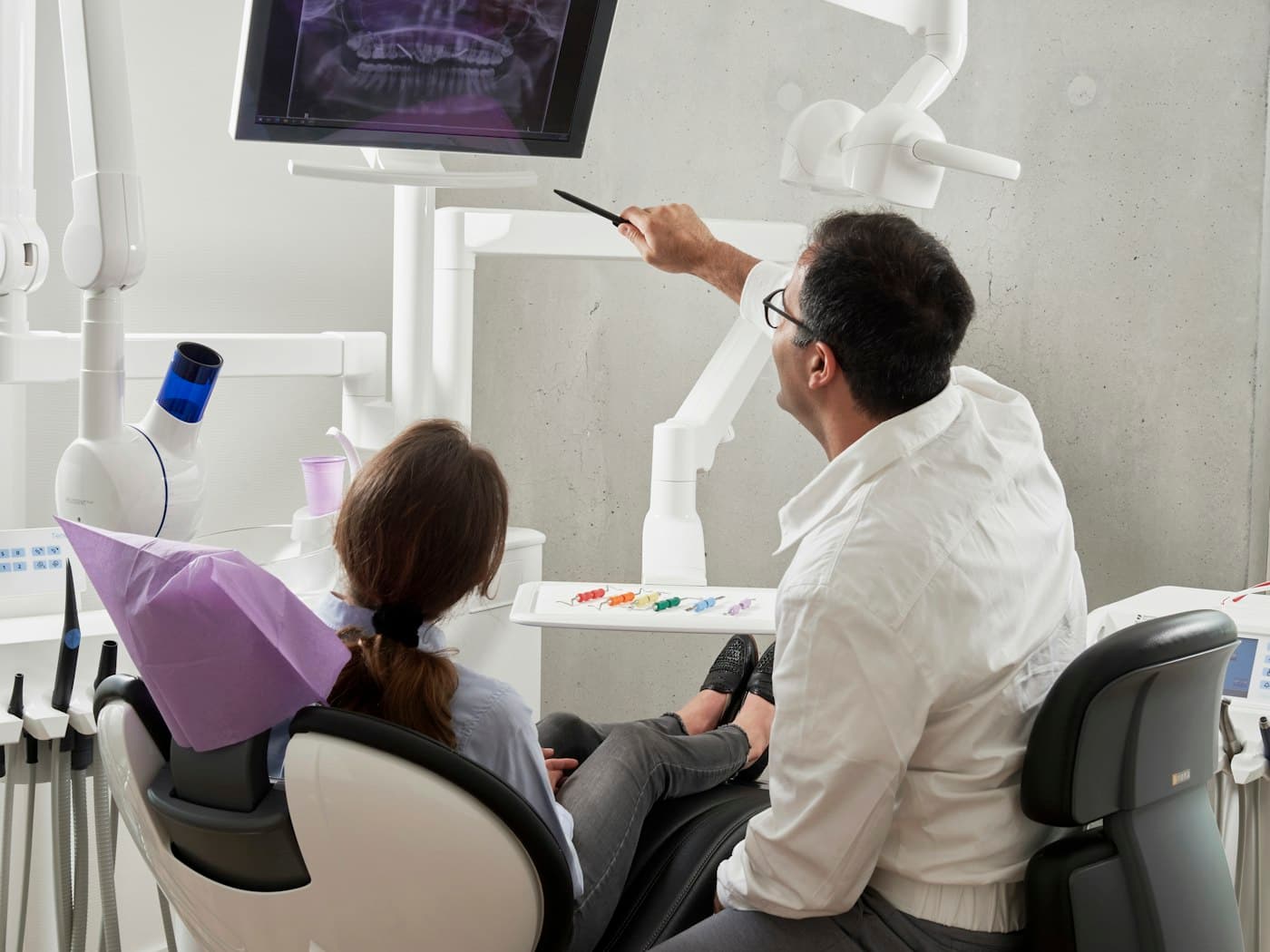 Dentista conversando com paciente durante avaliação