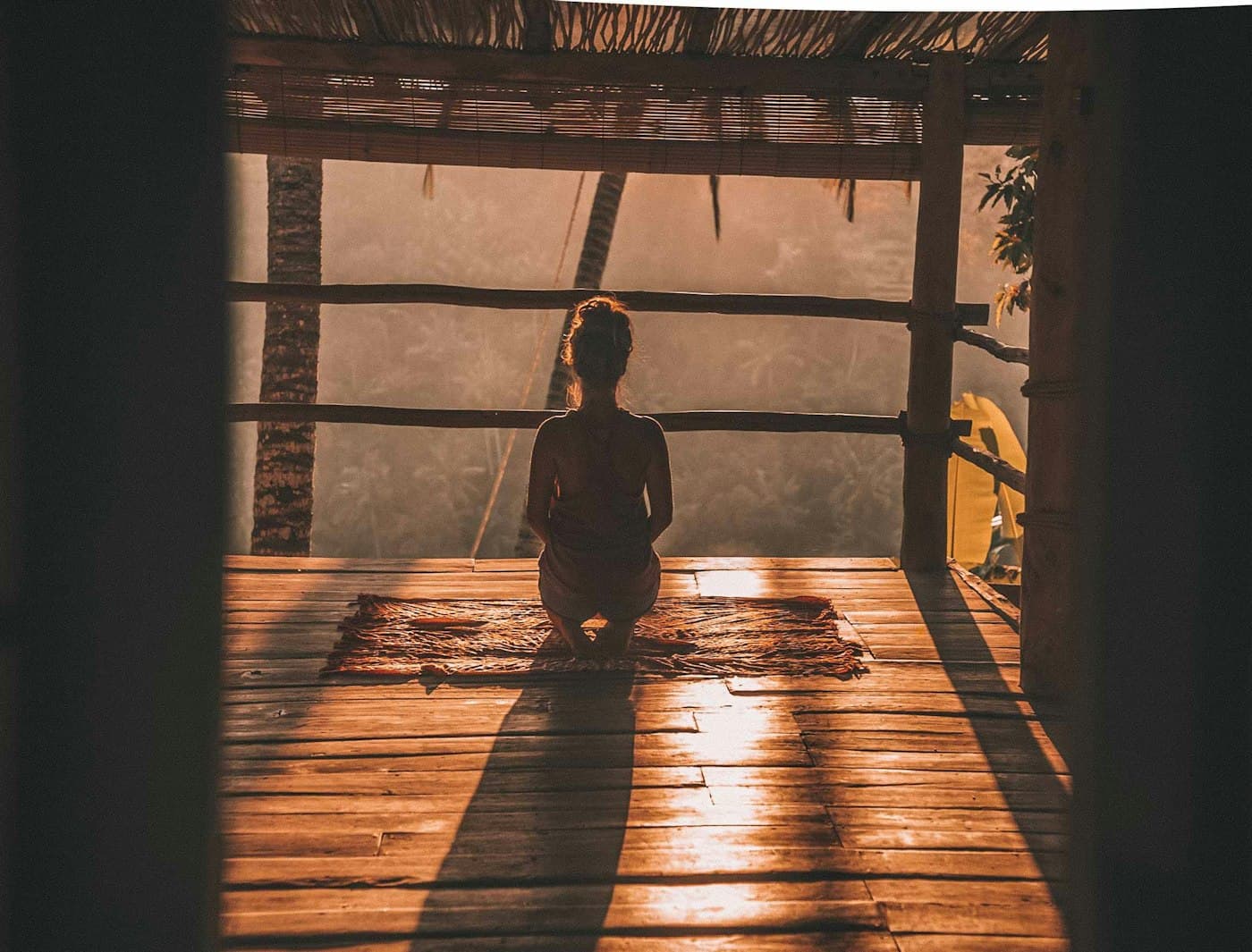 Pessoa em meditação ao amanhecer, respiração e bem-estar